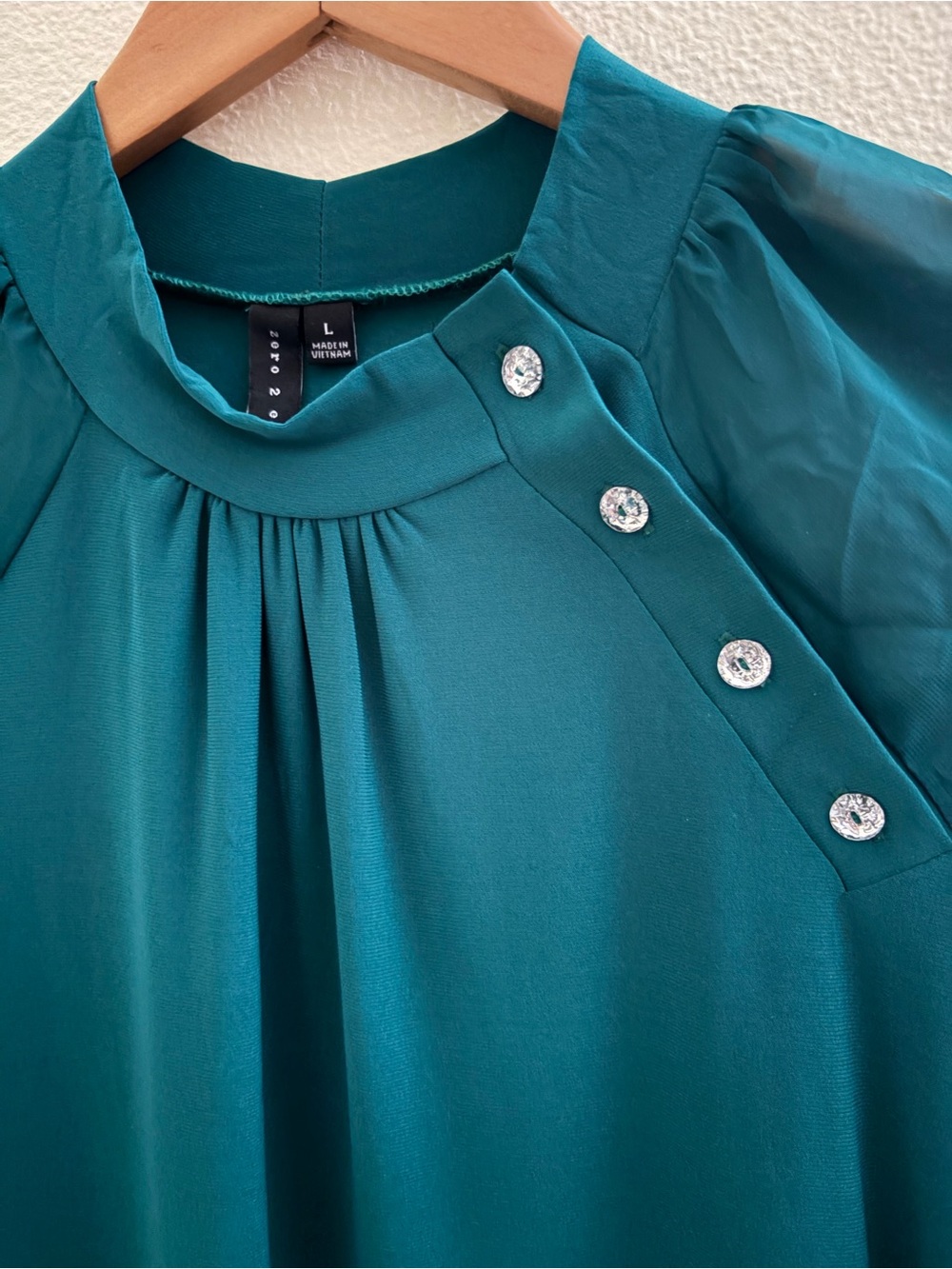 Zero 2 Eight Emerald Green Blouse Large Jeweled Button Bell Sleeve Top - Picture 2 of 8